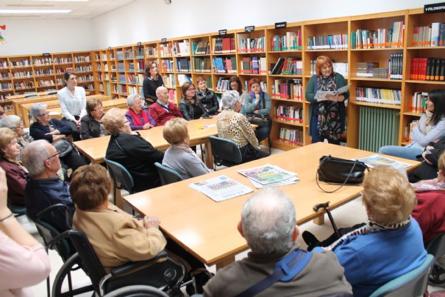Los usuarios del Centro de Día, Club de Pensionistas y aula de Estimulación Cognitiva visitan la Biblioteca Municipal y la exposición dedicada a Lorca