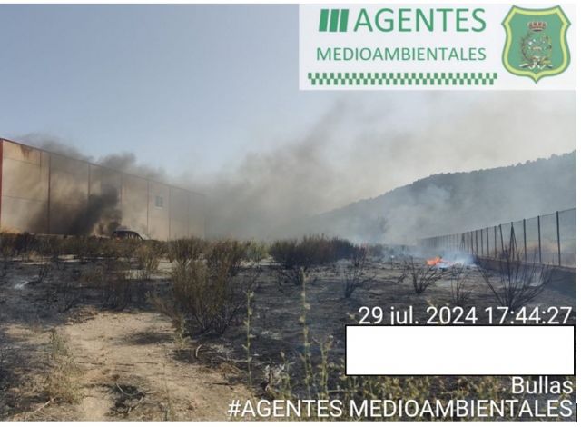 Servicios de emergencias acuden a un incendio agrícola en Ucenda, Bullas