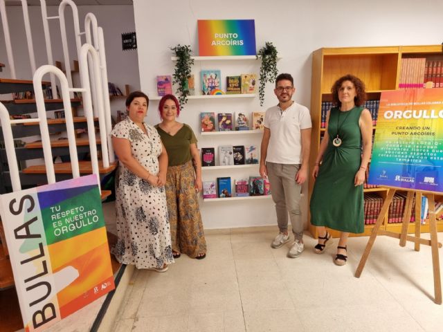 La Biblioteca Municipal de Bullas muestra con orgullo su 'Punto Arcoíris'