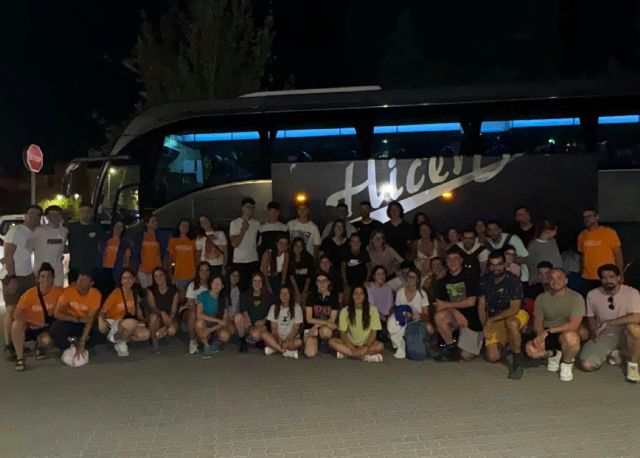 Parte el autobús con los jóvenes de Bullas que harán durante esta semana el Camino de Santiago